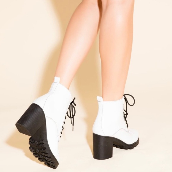 White patent ankle bootie - Picture 2 of 7